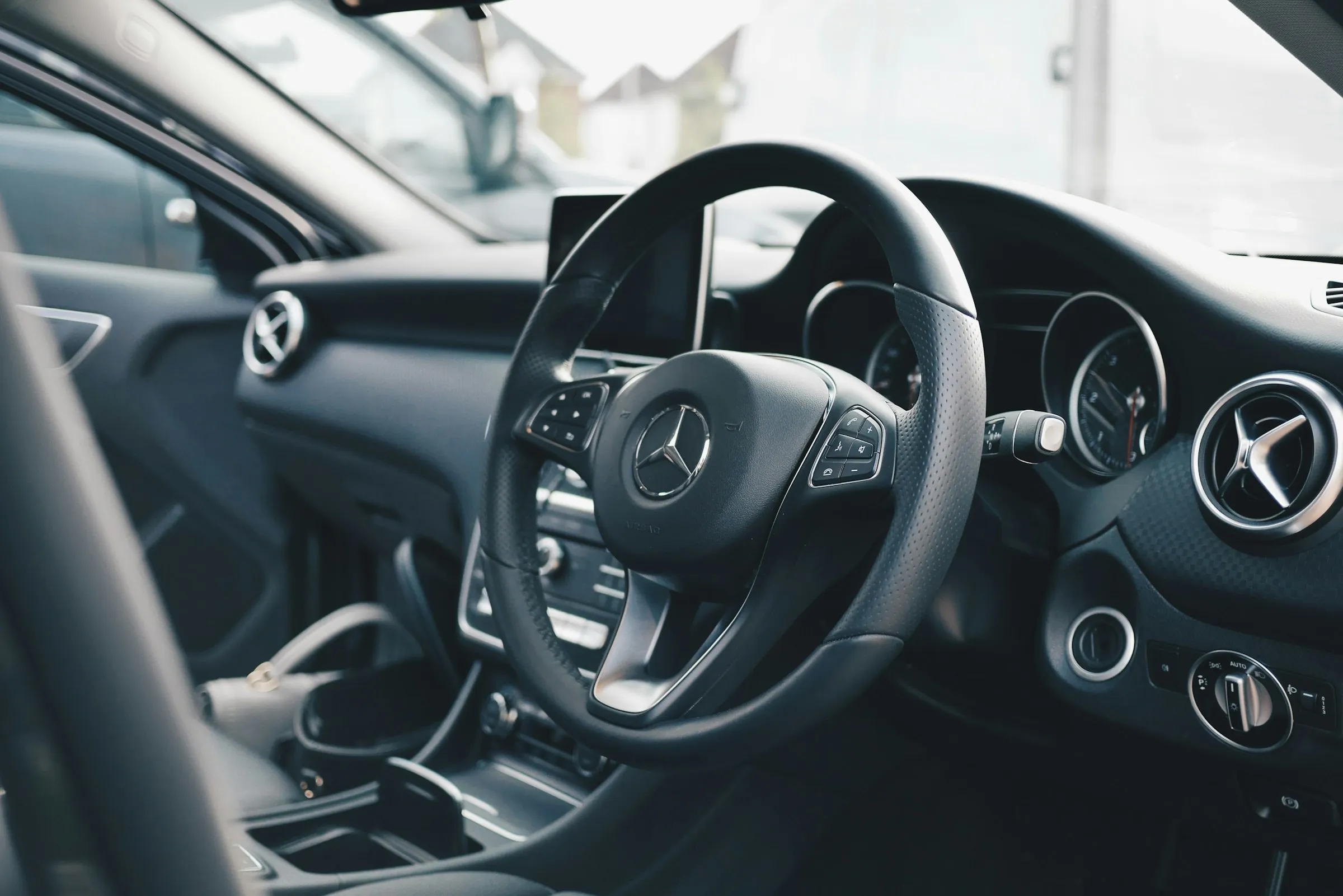 Interior de un auto con tablero y tapizado impecables